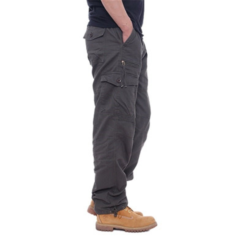 Pantalón masculino cargo, alta resistencia y durabilidad e
bolsillos con botones en los laterales y la parte trasera, verde.