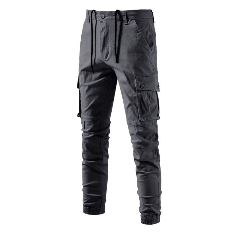 Pantalón masculino con cordón en la cintura,  múltiples bolsillos, cargo con solapa, gris.