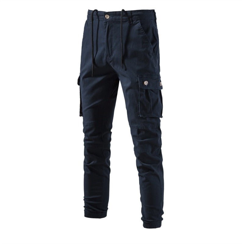 Pantalón masculino con cordón en la cintura,  múltiples bolsillos, cargo con solapa, azul.