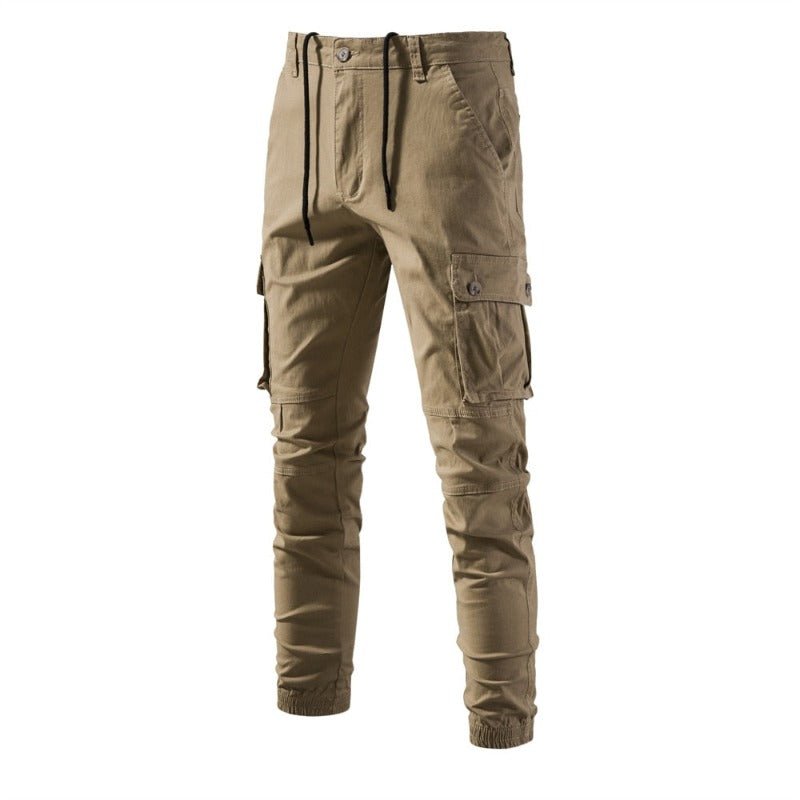 Pantalón masculino con cordón en la cintura,  múltiples bolsillos, cargo con solapa, caqui.