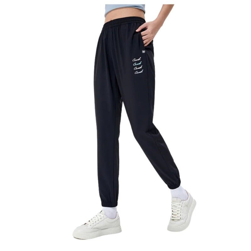 Pantalón femenino deportivo, diseñado para ofrecer comodidad y ligereza, negro