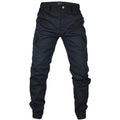 Pantalón masculino estilo jogger con diseño camuflado.
