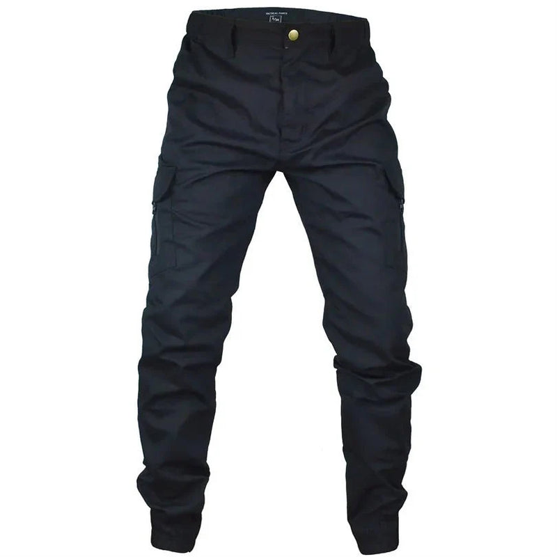 Pantalón masculino estilo jogger con diseño camuflado.
