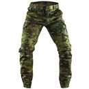 Pantalón masculino estilo jogger con diseño camuflado.