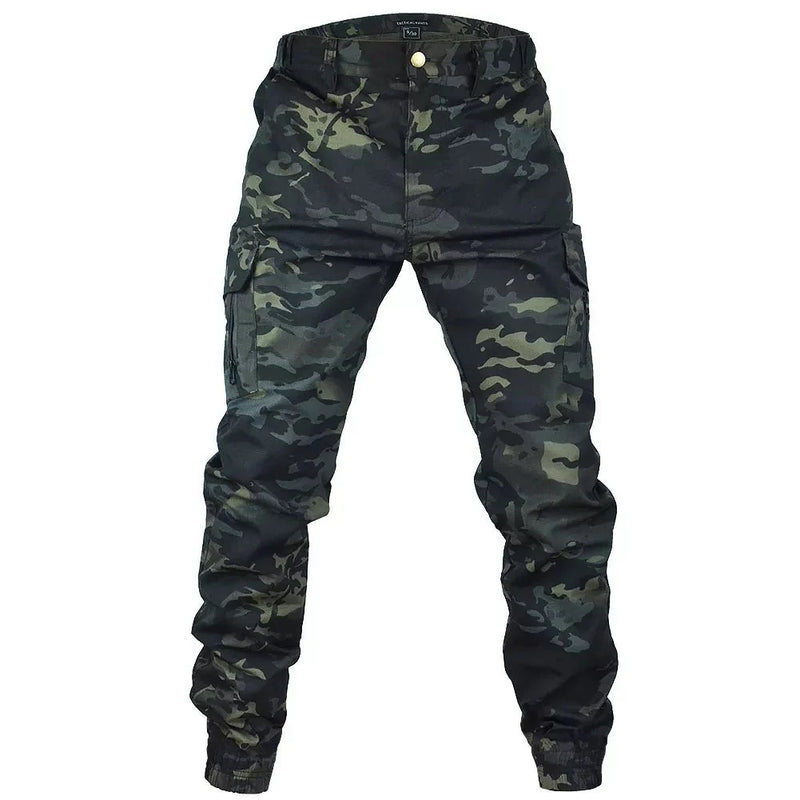 Pantalón masculino estilo jogger con diseño camuflado.