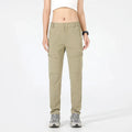 Pantalón de mujer con elástico en los laterales de la cintura tejido de nailon y elastano, color caqui