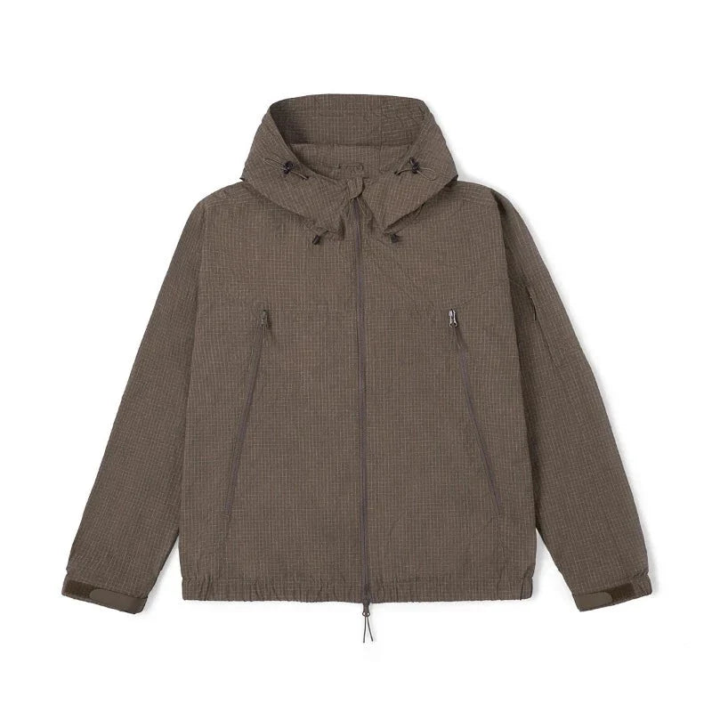 Chaqueta cortavientos estampada para hombre con forro.
Bolsillos laterales con cremallera y bolsillo interior, marrón.