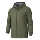 Chaqueta cortavientos deportiva para hombre.
Capucha con cordón ajustable, bolsillos para las manos con cremallera, verde.