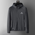 Cortavientos ultrafino para hombre
Protección UPF50+
Capucha, bolsillos con cremallera, negro.