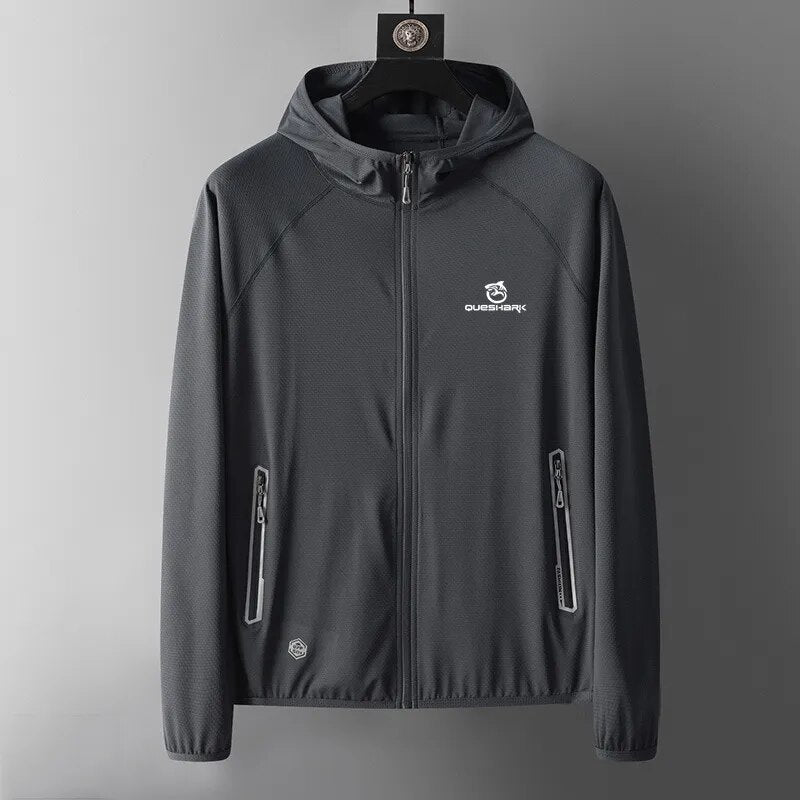 Cortavientos ultrafino para hombre
Protección UPF50+
Capucha, bolsillos con cremallera, negro.