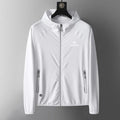 Cortavientos ultrafino para hombre
Protección UPF50+
Capucha, bolsillos con cremallera, blanco.