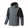 Chaqueta cortavientos deportiva para hombre, gris.
Capucha con cordón ajustable, bolsillos para las manos con cremallera.