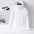 Chaqueta cortavientos para mujer con capucha, visera y protección UV50+.
Cuello alto para protección y puños con orificios para los dedos para protección, blanco.