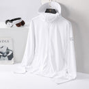 Chaqueta cortavientos para mujer con capucha, visera y protección UV50+.
Cuello alto para protección y puños con orificios para los dedos para protección, blanco.