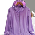 Chaqueta cortavientos ultrafina para mujer con protección UV.
Bolsillos con cremallera y capucha fija, púrpura.