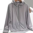 Chaqueta cortavientos ultrafina para mujer con protección UV.
Bolsillos con cremallera y capucha fija, gris.