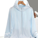 Chaqueta cortavientos ultrafina para mujer con protección UV.
Bolsillos con cremallera y capucha fija, azul claro.