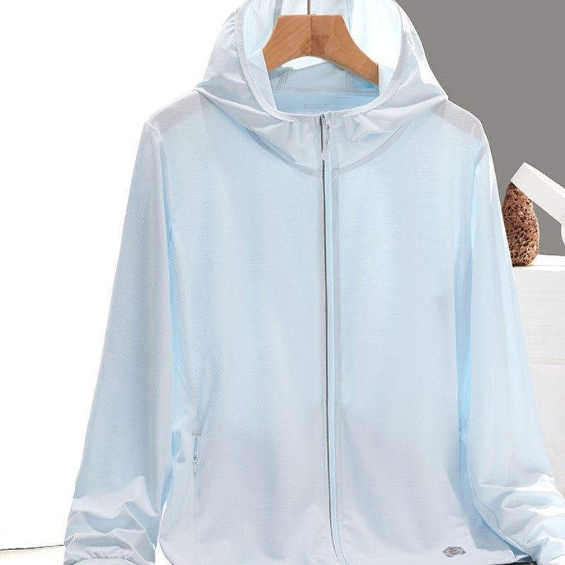 Chaqueta cortavientos ultrafina para mujer con protección UV.
Bolsillos con cremallera y capucha fija, azul claro.