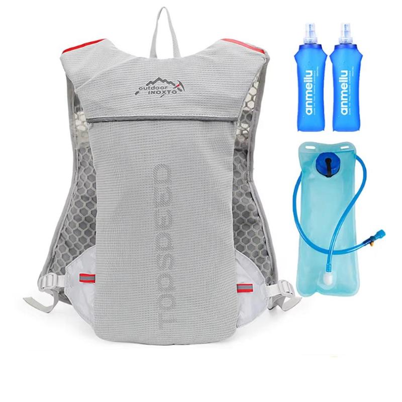 Mochila de hidratación con recambio de 2 litros y 2 botellas de 500ml.